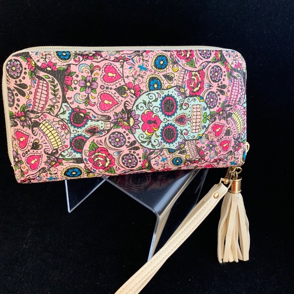 One-of-a-kind HYDROGRAPHIC sugar skull wristlet - Picture 3 of 6